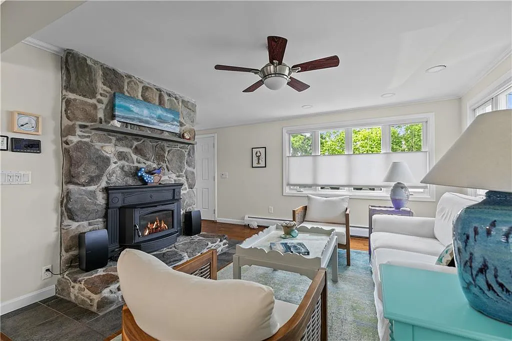 3 bed, 2.0 bath, 1428 sqft, $2,950 — Photo 3