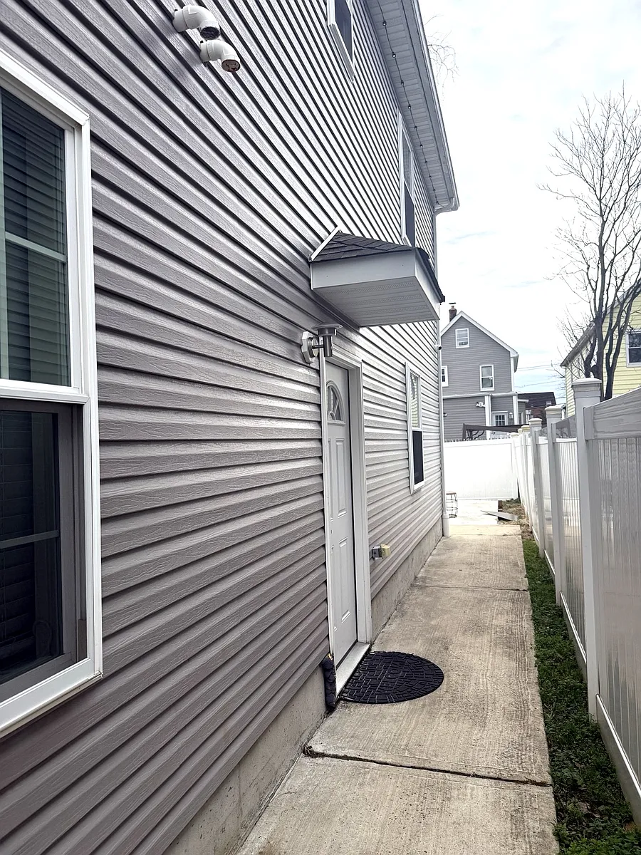 Private side entrance - 408 E 10th Ave
