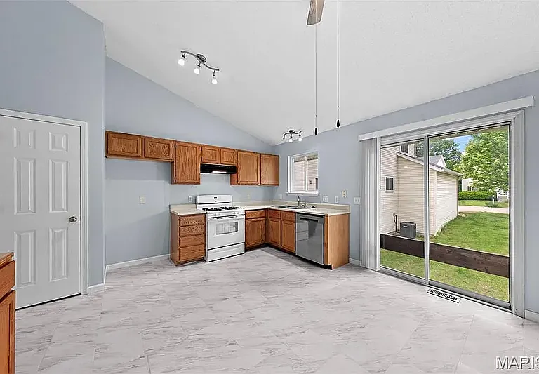 123 Woodlake Ct — Photo 9