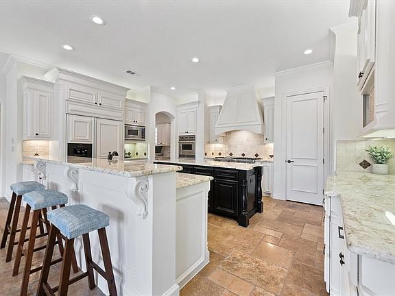 3rd image of 704 Castle Rock Dr