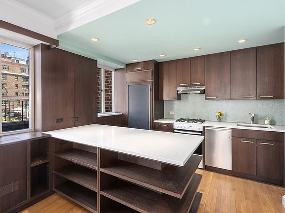 5th image of 30 E 62nd St APT 14B