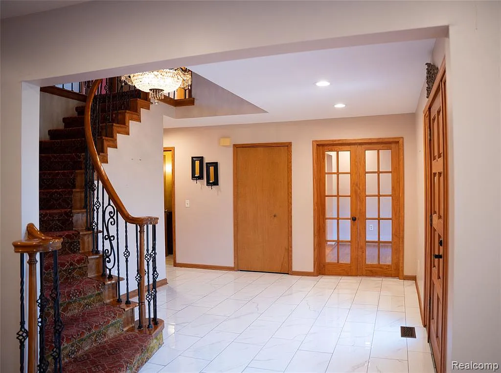 5 bed, 2.5 bath, 3417 sqft, $3,500 — Photo 2