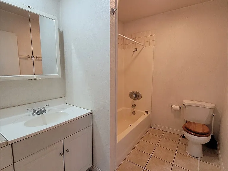 319 E Commonwealth Ave — Photo 8