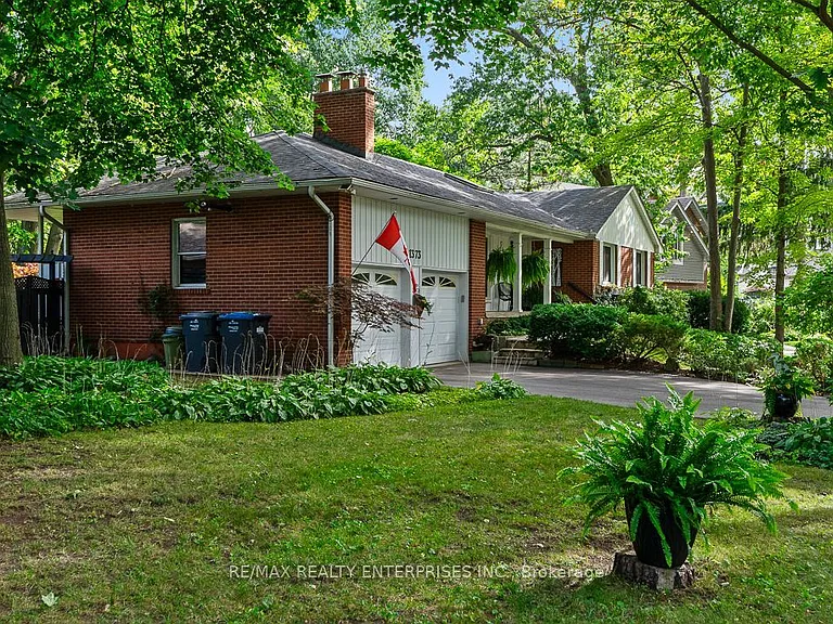 1373 Queen Victoria Ave — Photo 3