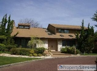 45 Carriage Ct, Syosset, NY 11791