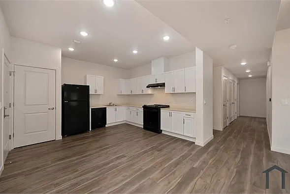 1000 Dresden Dr