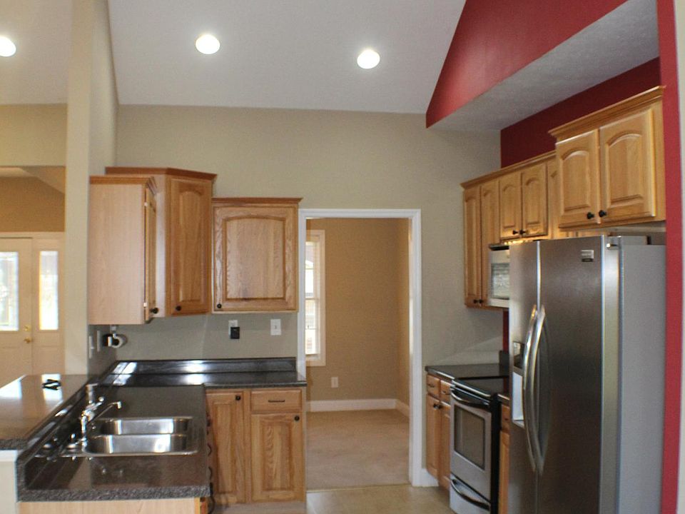 KITCHEN WITH STAINLESS APPLIANCES