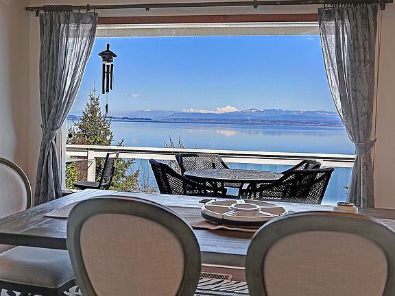 Indoor and outdoor dining options