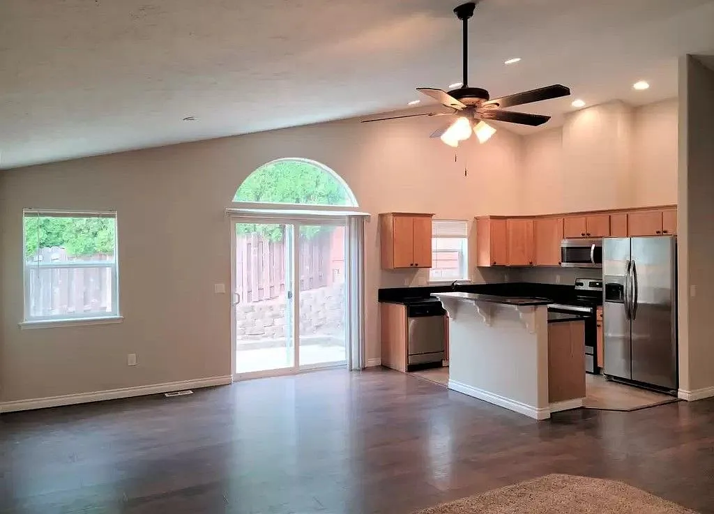 4 bed, 2.0 bath, 1650 sqft, $2,800 — Photo 3