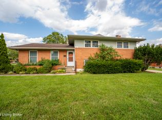 1907 Woodfield Rd, Hurstbourne Acres, KY 40220