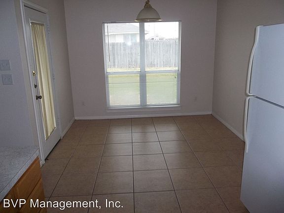 5th image of 919 Gardenia St