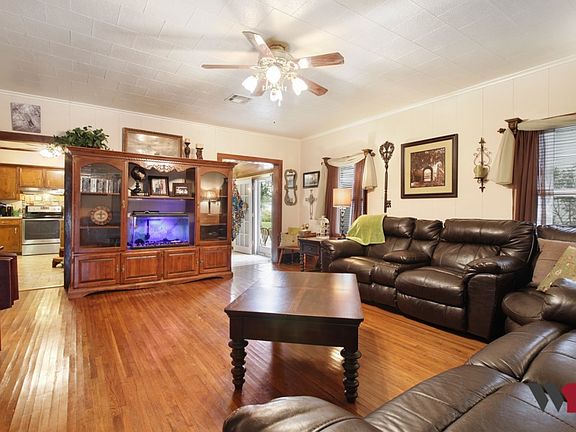 3rd image of 324 Railroad Ave