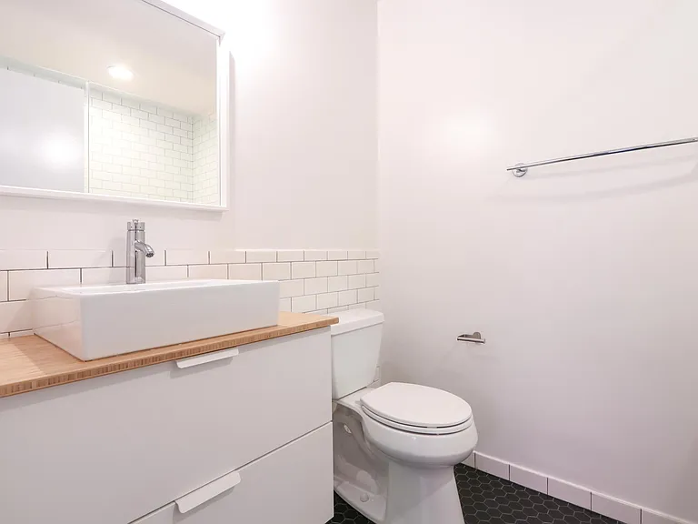 609 N Hayworth Ave #105 — Photo 16