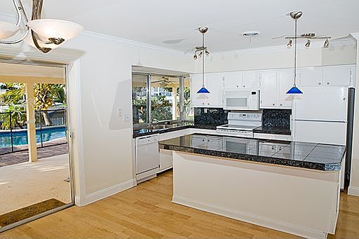 4th image of 938 SE 9th Ave