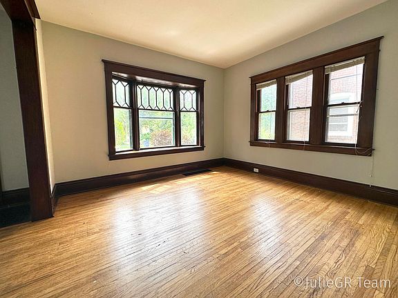 5th image of 617 Atwood St NE APT 1