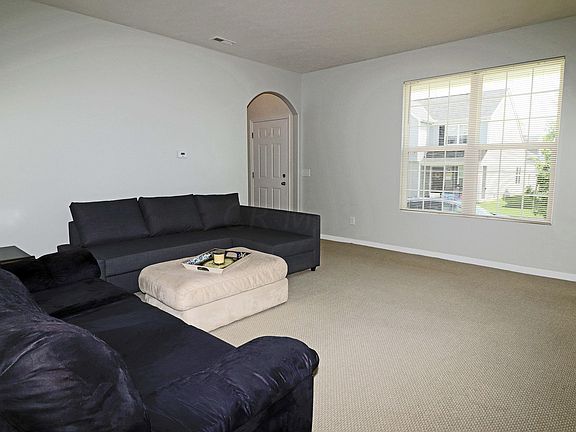 4th image of 102 Holly Hock Ln