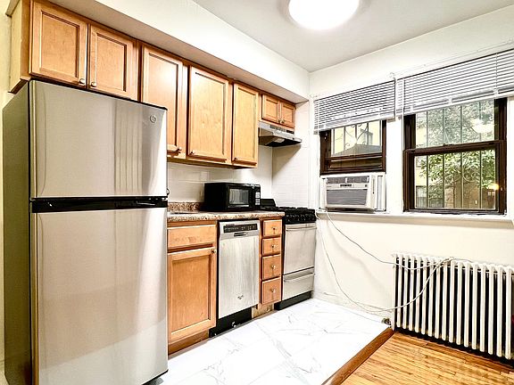 3rd image of 1934 Waverly St APT C104