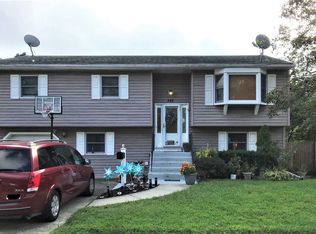 545 N Greene Ave, Lindenhurst, NY 11757