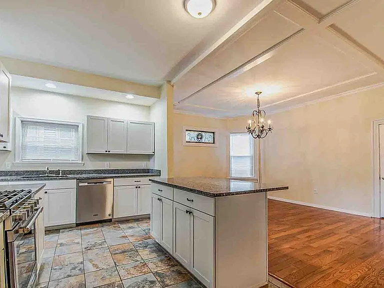 815 Monroe Ave — Photo 3