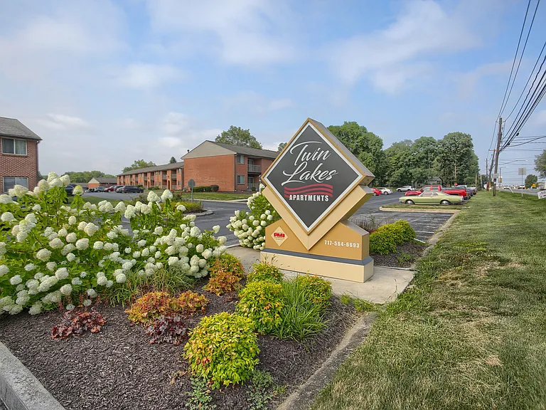 Twin Lakes Apartments — Photo 20