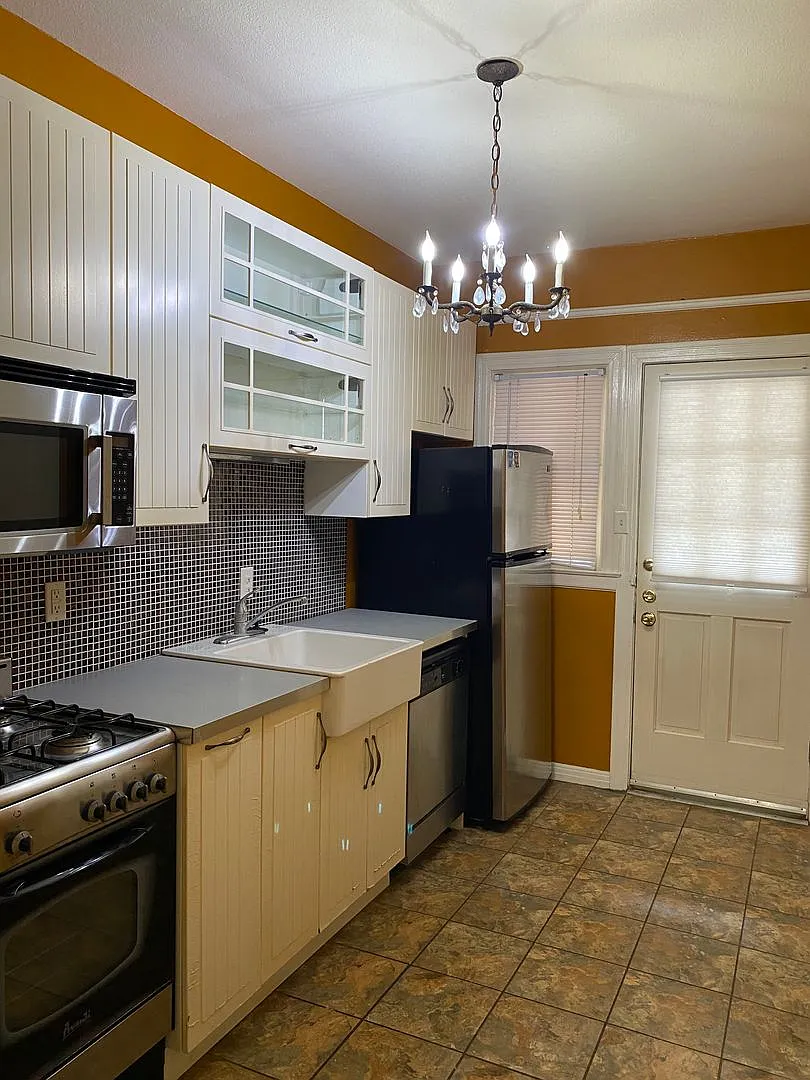 268 E Lullwood | 1-Bedroom With Den — Photo 2