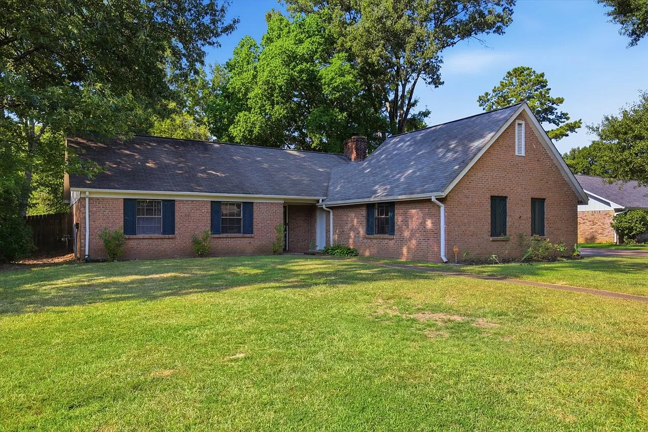 3 bed, 1281 sqft, $2,300 — Photo 2