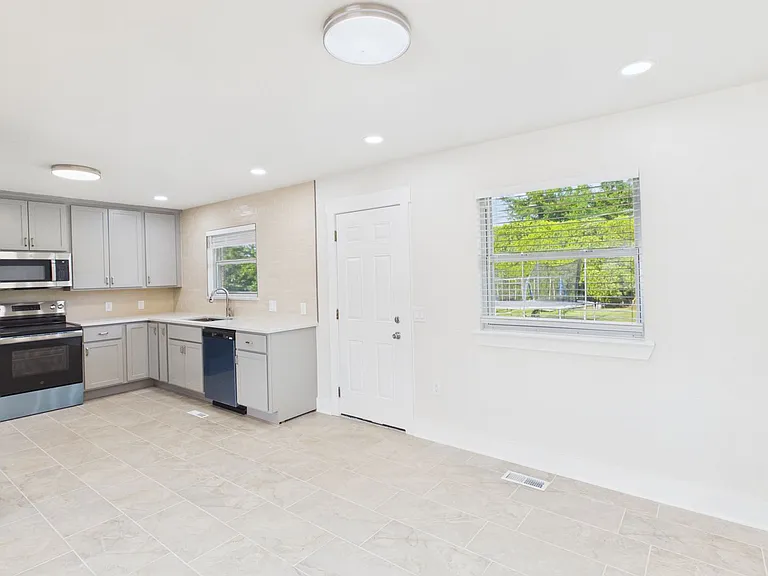 306 SW 52nd St — Photo 5