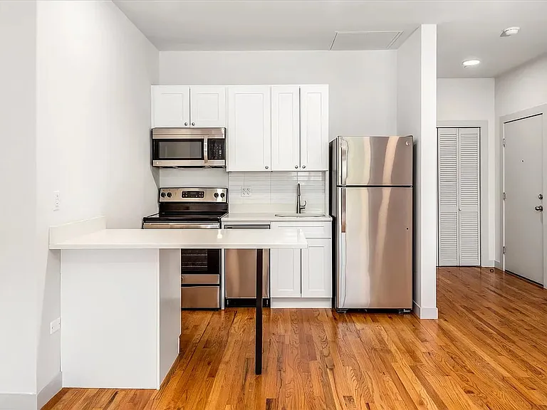 5110 Vernon Blvd #1C — Photo 1