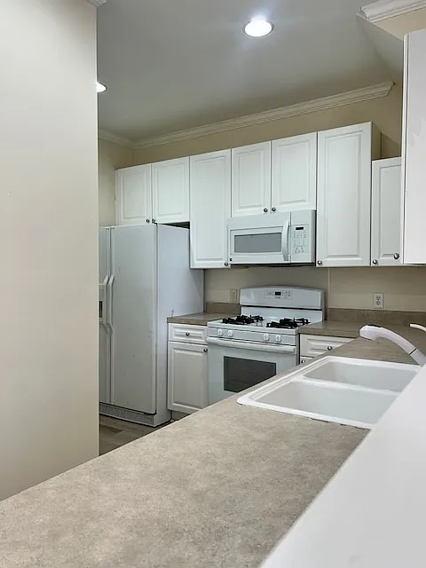2113 Thornblade Drive - 2113 — Photo 2