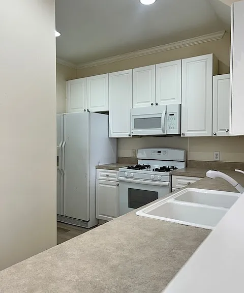 2113 Thornblade Dr — Photo 2