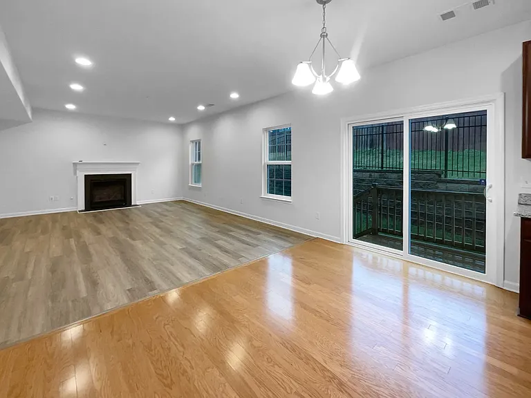 624 Stonebridge Ln — Photo 5