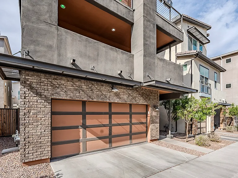 7050 W Carter Dr — Photo 1