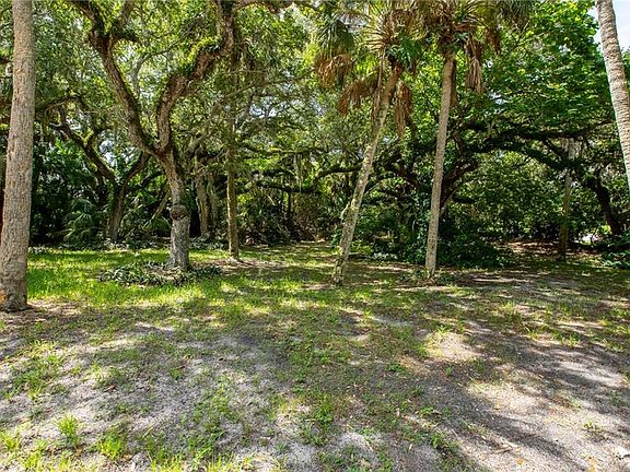 4th image of 1481 Shorelands Dr E