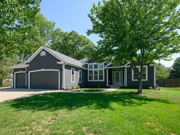 925 S Pleasant St, Tonganoxie, KS 66086