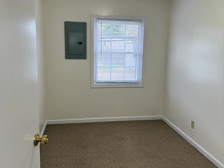 411 Eberhart Dr — Photo 8