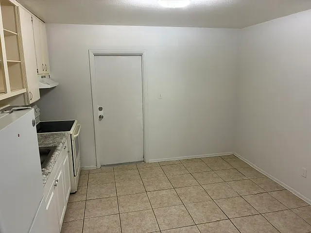 2730 Seneca Ave #2730 — Photo 4