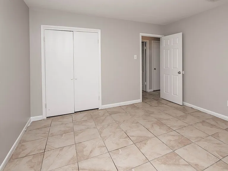 Royal Oaks Apartment Homes — Photo 13