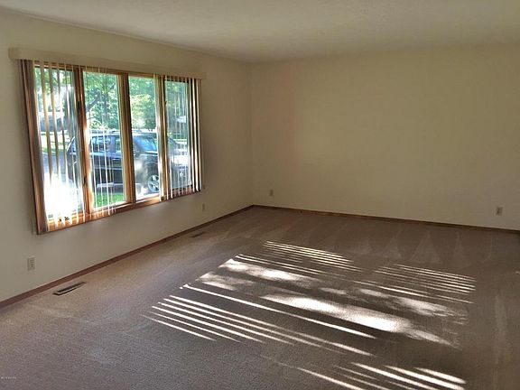 5th image of 15993 Brookside Dr