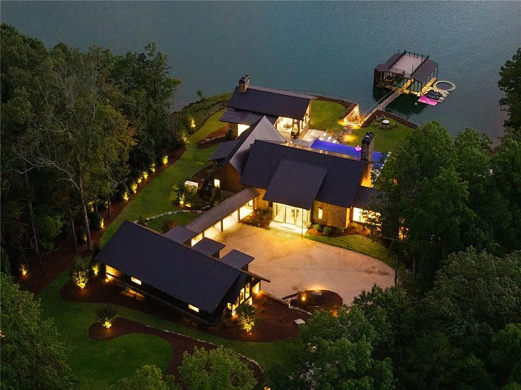 8 bed, 12.0 bath, 11000 sqft, $20,000 — Photo 2
