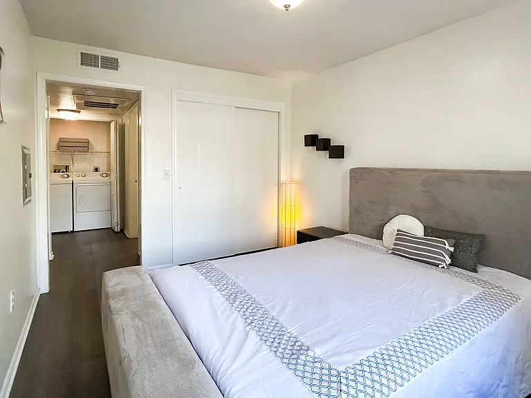 La Pacifica Apartments — Photo 7