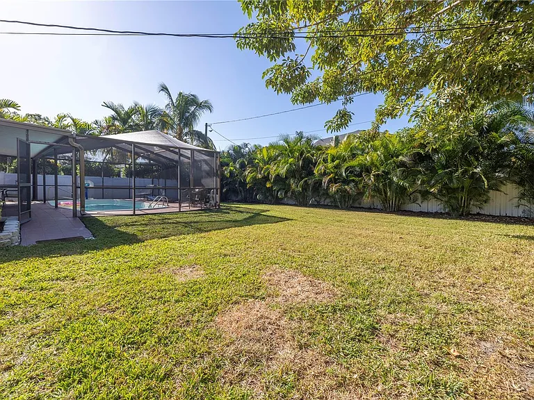 610 Cordova Blvd NE — Photo 33