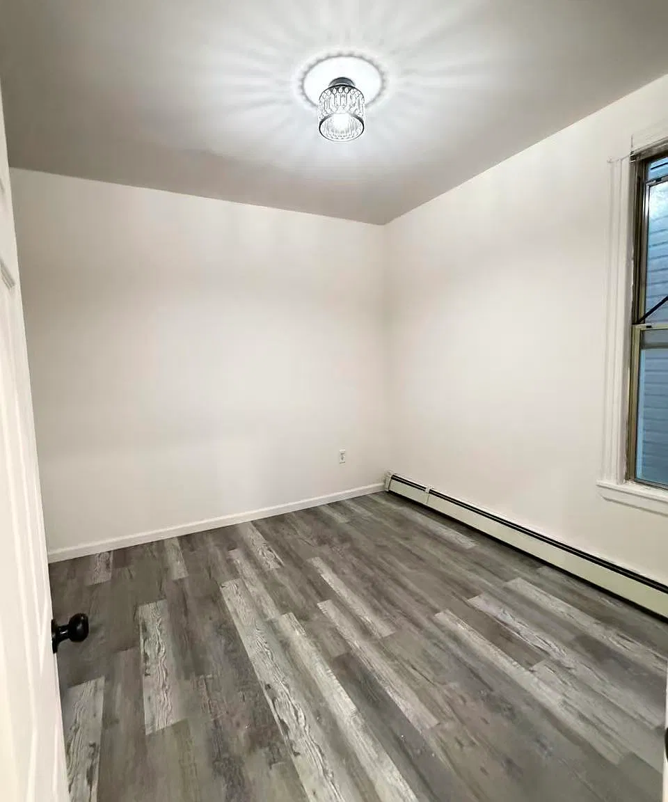 3 bed, 1200 sqft, $1,900 — Photo 1