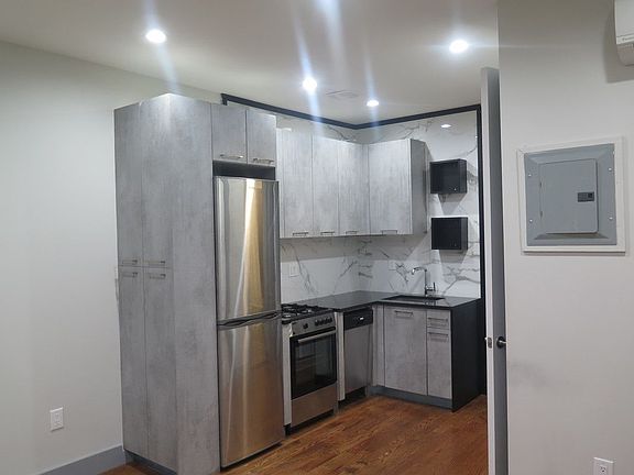 3rd image of 219 Manhattan Ave #H2l