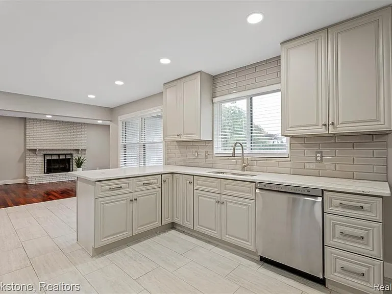 2784 Aldgate Dr — Photo 8