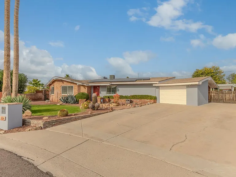 3730 E Kings Ave — Photo 3