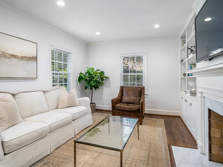 2319 English Village Ln — Photo 5