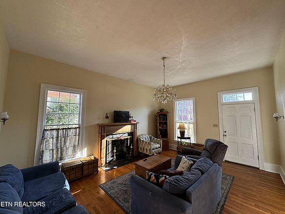 5th image of 135 N Kentucky St