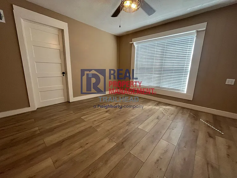 105 E 6th St — Photo 13