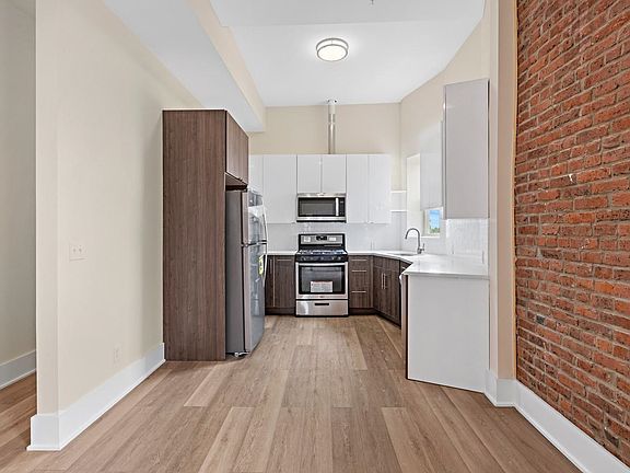 3rd image of 300 Clerk St #1R