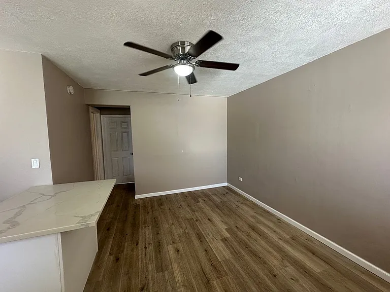 369 Hobron Ln — Photo 4